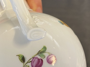 Deux verseuses en porcelaine de Meissen &agrave; d&eacute;cor floral, Allemagne, 18/19&egrave;me